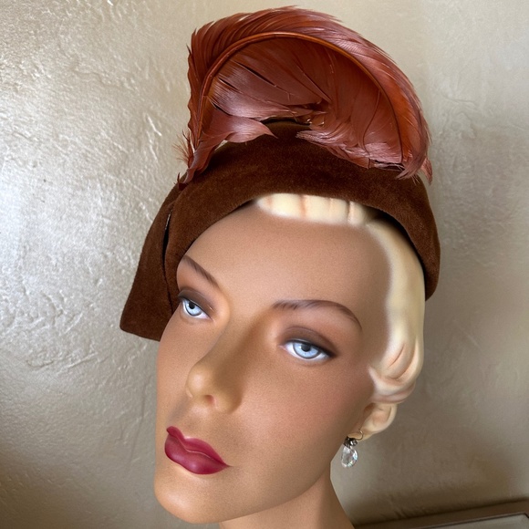 FASHIONABLE 1950s' RUSTY BROWN VELOUR FELT HAT + BOW + CURLY FEATHERS - Picture 3 of 12